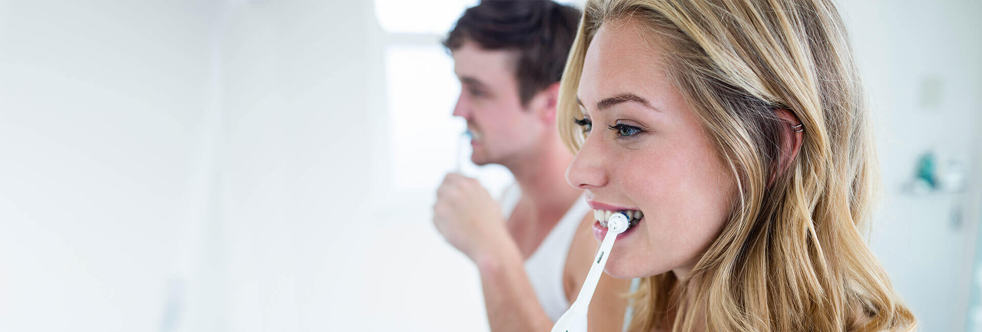 Frau und Mann beim Zähneputzen
